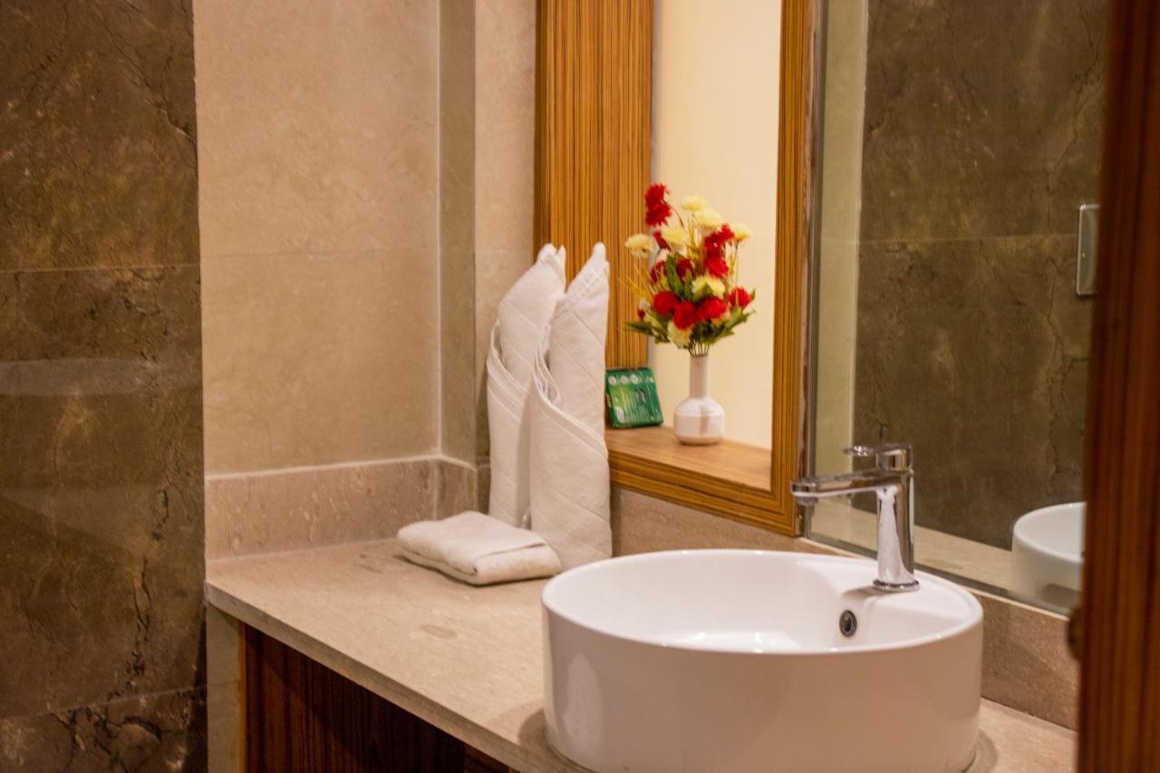 Hotel Landmark Rewa Екстериор снимка