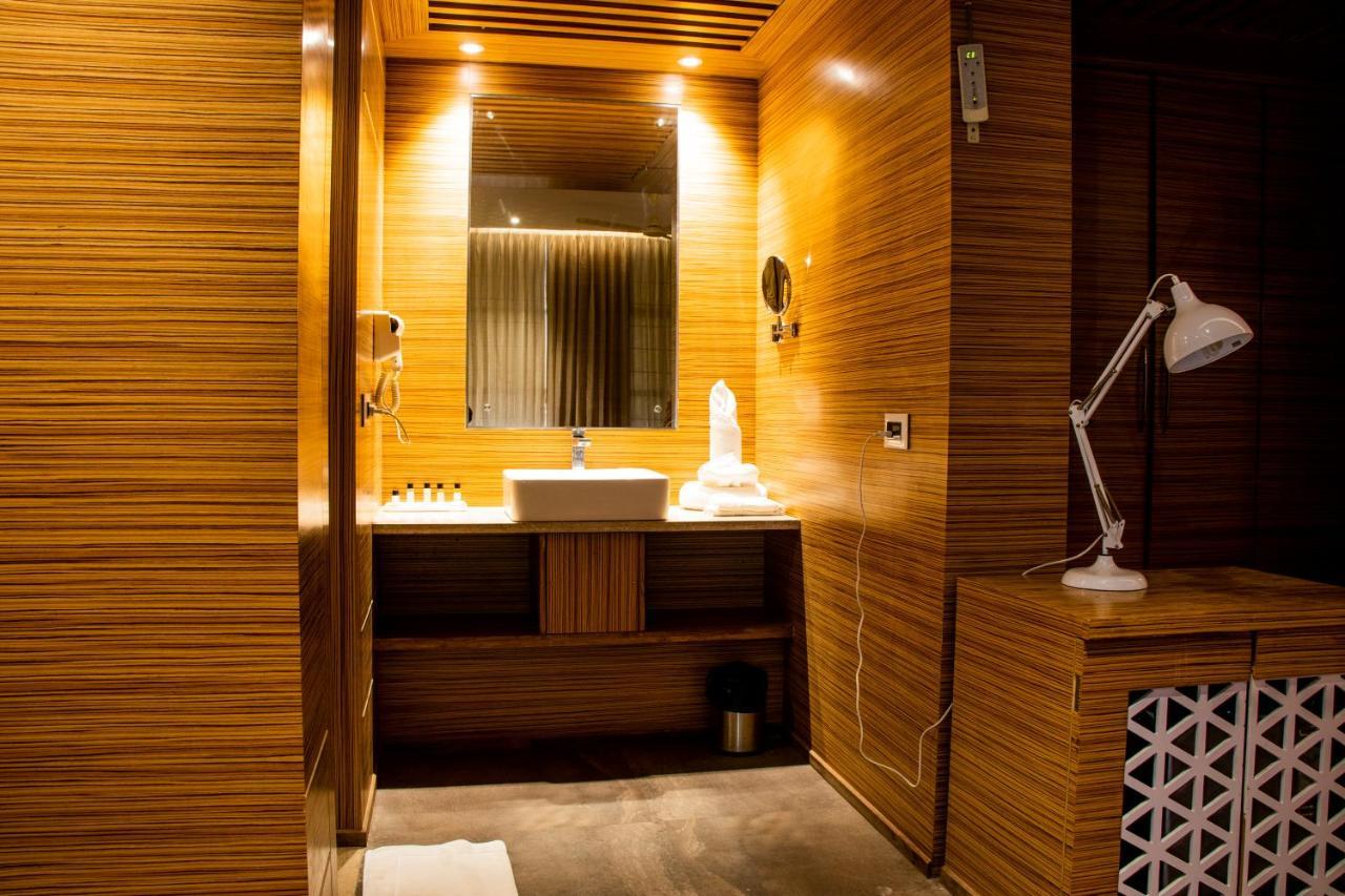 Hotel Landmark Rewa Екстериор снимка