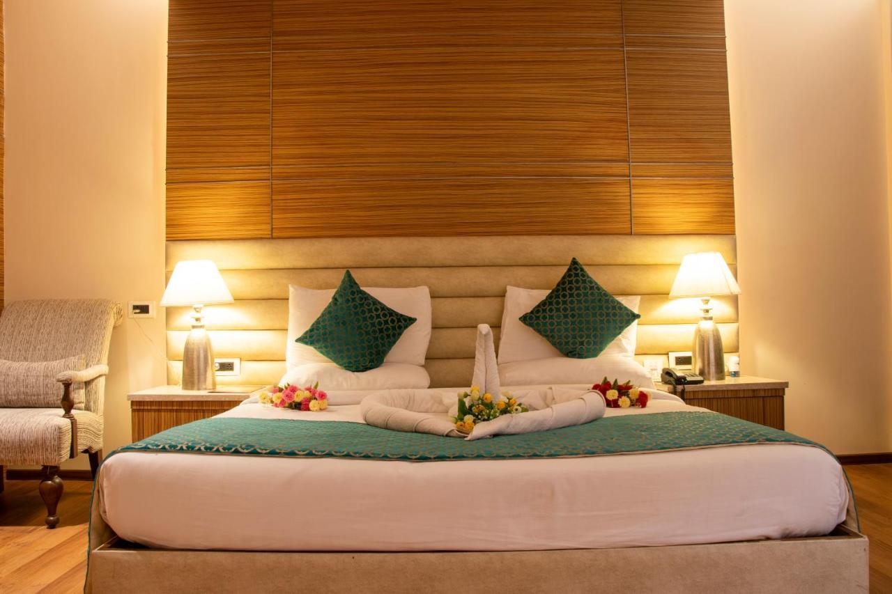 Hotel Landmark Rewa Екстериор снимка