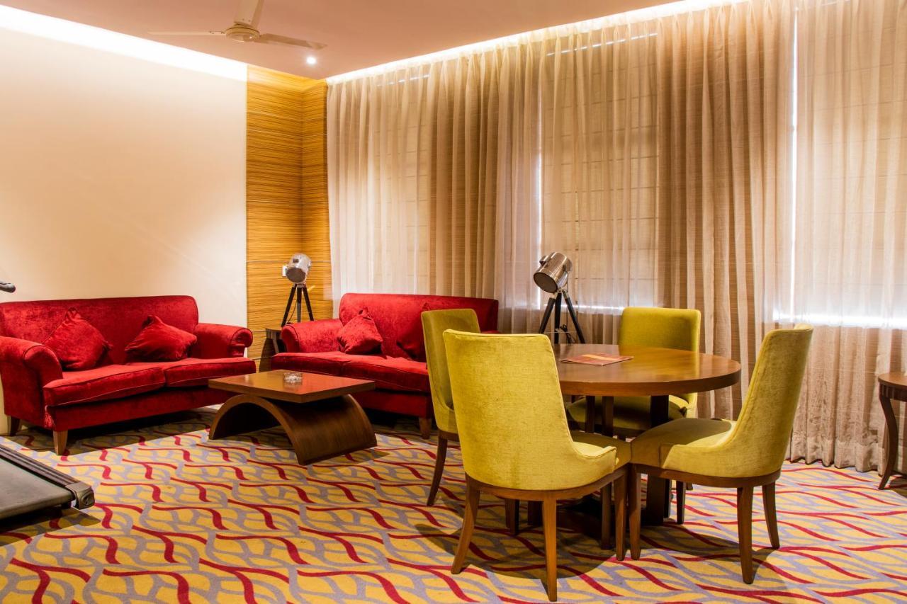 Hotel Landmark Rewa Екстериор снимка