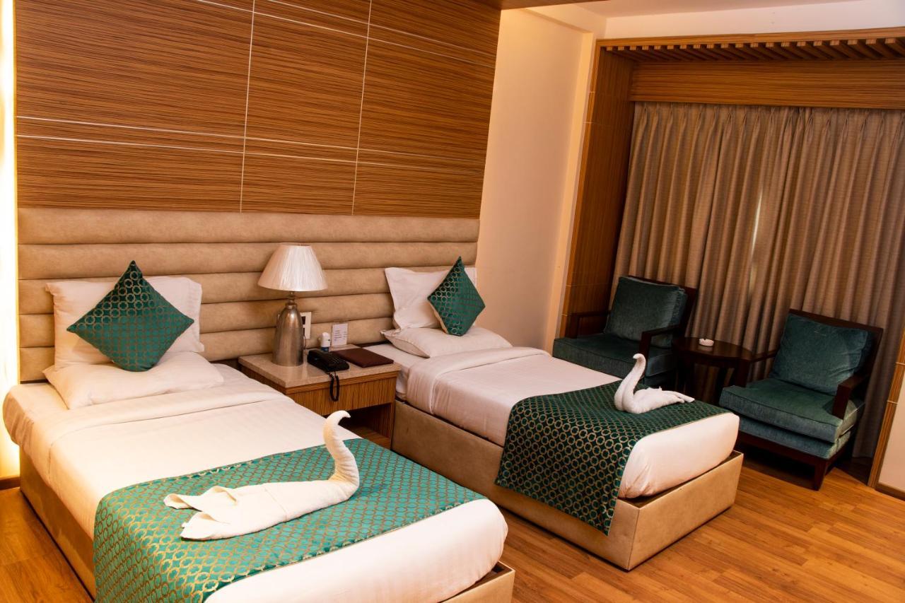 Hotel Landmark Rewa Екстериор снимка