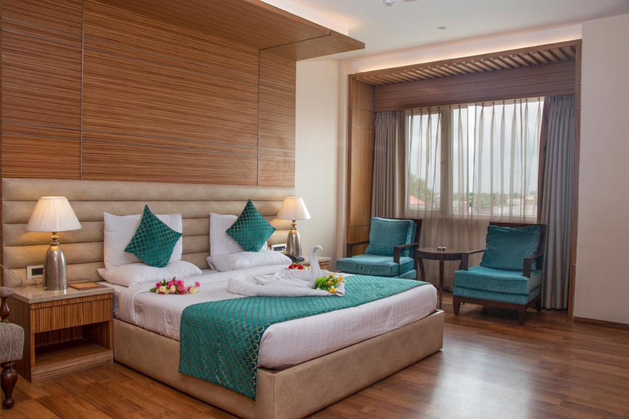 Hotel Landmark Rewa Екстериор снимка