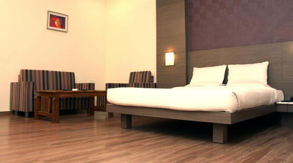 Hotel Landmark Rewa Екстериор снимка